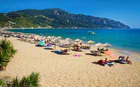 Nur 650 m entfernt liegt der traumhafte Strand im ruhigeren Nordwesten Korfus - Foto: Zbynek Jirousek / shutterstock.com